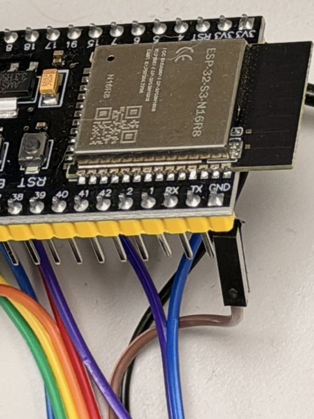 ESP32-S3 開發板特寫，排針接著彩色杜邦線